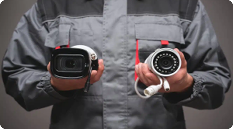 Técnico con cámaras de seguridad